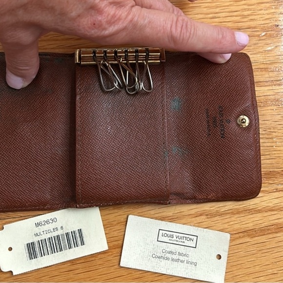 LOUIS VUITTON KEY CHAIN - Picture 2 of 2